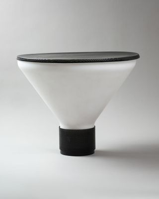 une table blanche avec un plateau noir et un piètement noir