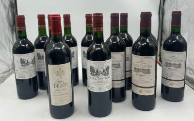 six bouteilles de vin sont alignées sur une table