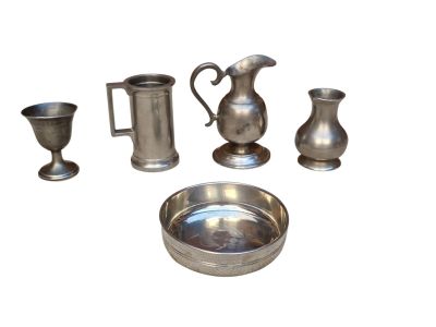 beaucoup d'objets en argent sur une surface blanche
