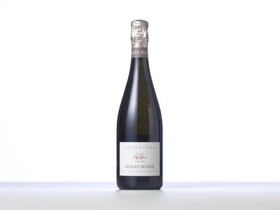 une bouteille de vin posée sur une table