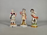 trois figurines en porcelaine représentant un garçon et une fille