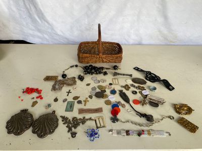 un panier rempli d'objets divers posé sur une table