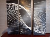 deux tableaux en noir et blanc posés sur une table rouge dans une pièce