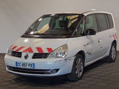 la photo d'une petite camionnette blanche garée dans un garage