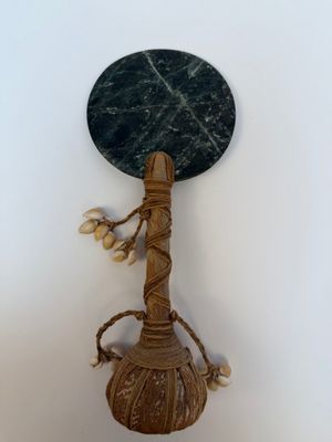 une photo en noir et blanc représentant un objet décoratif posé sur un mur blanc