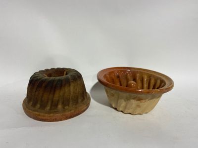 pair of ceramic molds of a bundt cake and a cupcake mold