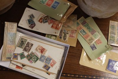 une boîte de timbres posée sur une table sur laquelle se trouvent d'autres timbres