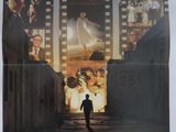 une affiche de cinéma représentant un homme marchant dans la rue devant une pellicule de film