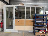 une pièce qui comporte de nombreuses fenêtres et étagères