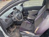 l'intérieur d'une voiture avec une housse de siège violette et un volant