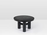 une table basse noire avec un plateau noir et des pieds noirs
