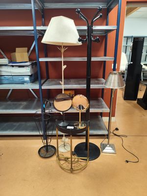 une lampe posée sur une étagère dans une pièce