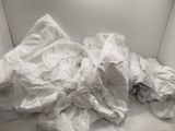 un canapé blanc recouvert d'un tas de draps blancs