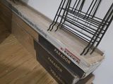 une pile de livres posée sur une étagère en bois