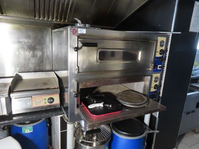 une image d'une cuisine commerciale avec beaucoup d'équipements