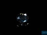 un gros plan d'un diamant noir sur une surface noire
