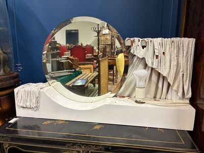 un miroir posé sur une commode dans une pièce