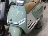 de nombreux scooters alignés dans une pièce