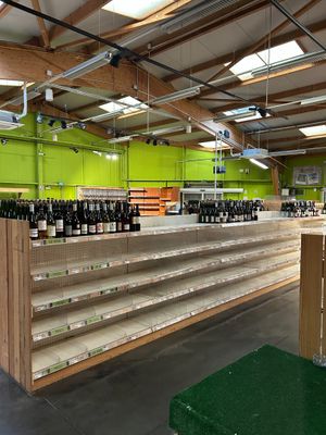 de nombreuses bouteilles de vin sur les étagères du magasin