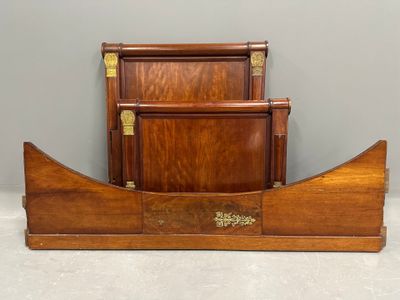 Petit LIT rouleau à chevets asymétriques en acajou et placag…