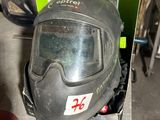 un casque posé sur une table