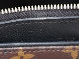 the zipper of a louis vuitton bag is open and showing the zipper