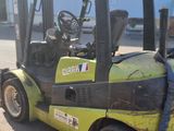 un chariot élévateur à fourche garé devant un bâtiment