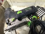 une boîte contenant des outils sur une table