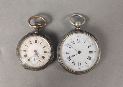 deux horloges placées l'une à côté de l'autre sur une table
