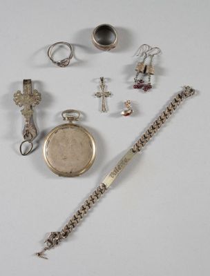beaucoup d'objets en argent posés sur une table