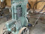 une petite machine qui se trouve dans un garage