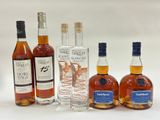 plusieurs bouteilles de différentes sortes d'alcool posées sur une surface blanche