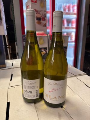 deux bouteilles de vin blanc posées sur une table