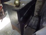 une petite table sur laquelle est posé un vase