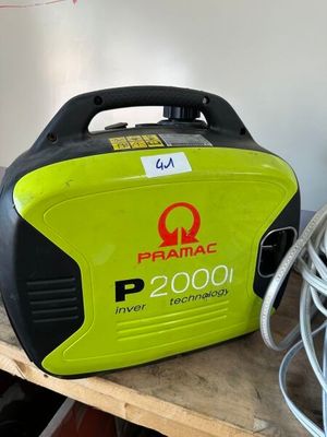 une photo d'un groupe électrogène portable posé sur une table en bois
