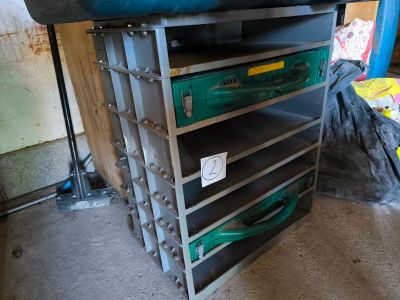 une étagère métallique sur laquelle sont posés plusieurs plateaux