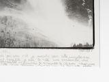 une photo en noir et blanc d'une personne sur un snowboard
