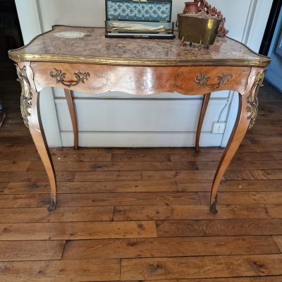 une petite table sur laquelle se trouve un miroir