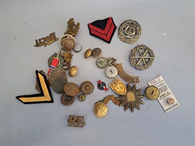 beaucoup de badges et d'autres objets posés sur une table