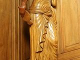 une statue représentant une femme debout sur un socle dans une pièce
