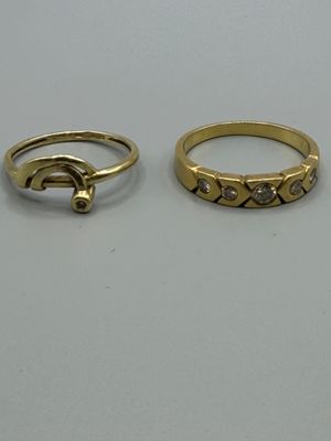 deux bagues en or ornées de diamants, posées sur une table