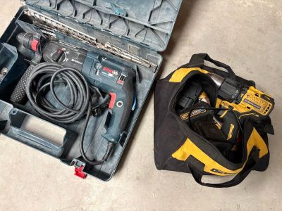 une caisse à outils avec des outils sur le sol