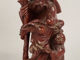 figurine chinoise en bois sculpté représentant un homme avec un enfant