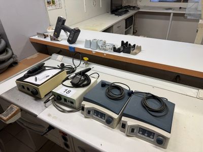 une table sur laquelle sont posés de nombreux appareils électroniques