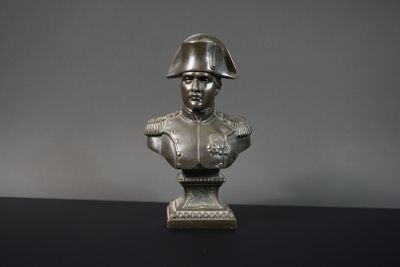 statue représentant le buste d'un homme portant un casque, posée sur une table noire