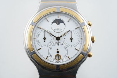 une image d'un gros plan d'une montre-bracelet sur une surface blanche