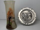 deux vases posés l'un à côté de l'autre sur une table