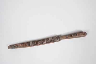 Petit couteau le manche et le fourreau en bois sculpté à déc…