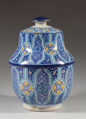 une image représentant un vase bleu et blanc muni d'un couvercle