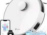 un gros plan d'un robot sophistiqué posé sur une table à côté d'un iPhone